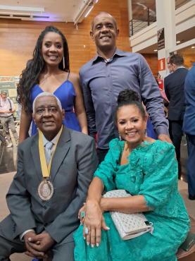 Carlos Roberto Figueira, conhecido como Pelé, recebeu a medalha concedida pela Câmara