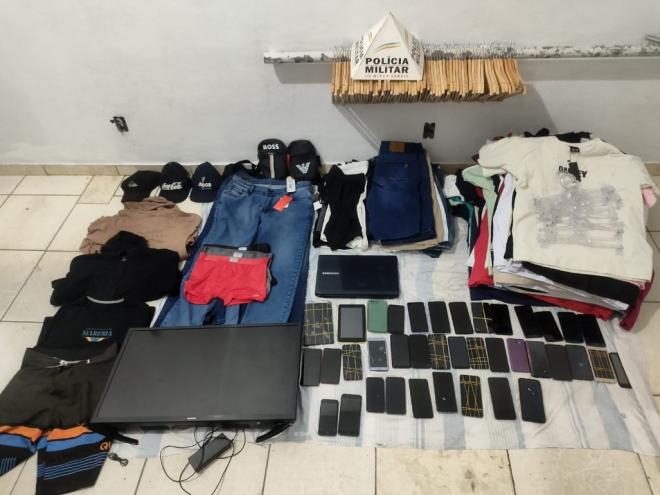 Parte dos materiais levados de loja de roupas e de loja de celulares e informática em Santana do Paraíso