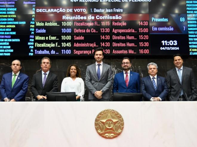 A composição da Mesa atende, tanto quanto possível, à representação proporcional dos partidos com assento na ALMG 