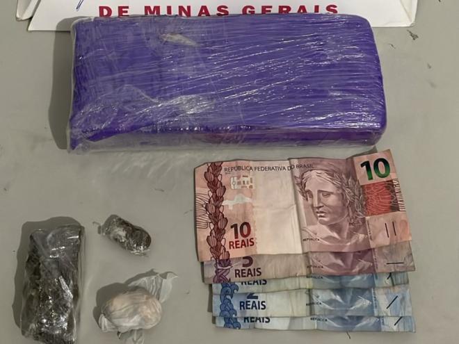 Porções de entorpecentes apreendidos na operação no bairro Esperança