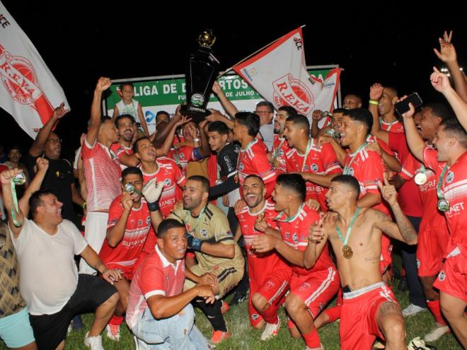 Jogadores, dirigentes, comissão técnica e torcedores curtiram o troféu de campeão do Vale Alto