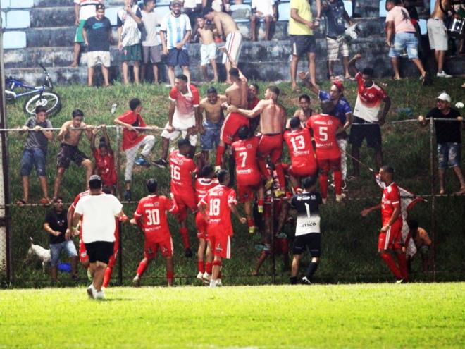Após o gol do título do Vale Alto, jogadores e comissão técnica ?foram pra galera?