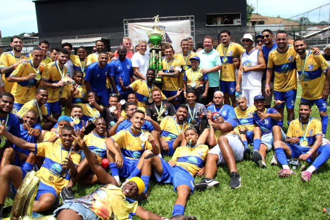Com o troféu e muita festa para celebrar o título
