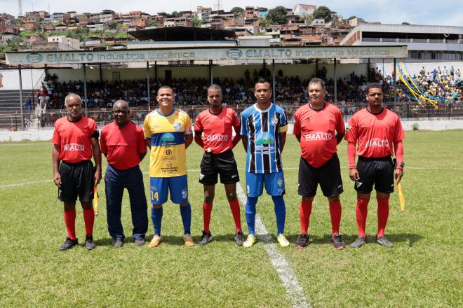 Antes do jogo, trio de arbitragem e autoridades no centro do gramado