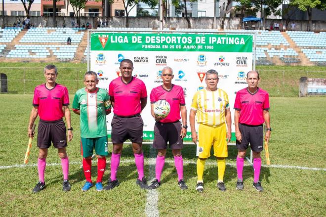 Antes da bola rolar, os capitães com o quarteto de arbitragem da finalíssima do Hiper Sênior