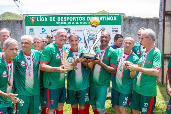 Erguendo o troféu, fechando em grande estilo a campanha vitoriosa da temporada