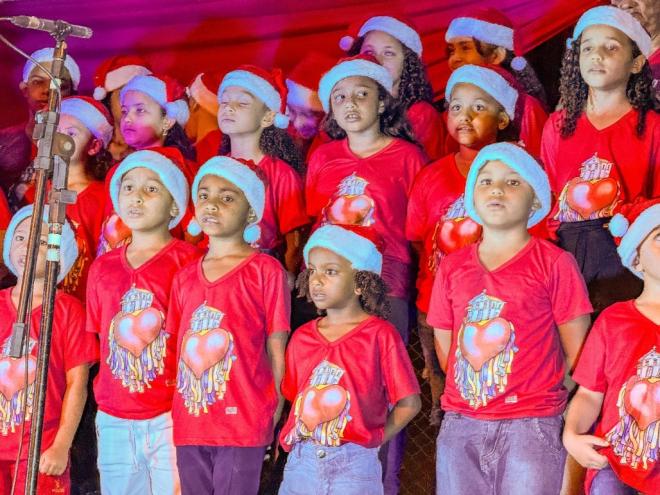 A celebração contou com a tradicional Cantata de Natal apresentada pelo coral da Escola Municipal Professor Mário Casassanta, com participação de alunos da Educação Básica ao Ensino de Jovens e Adultos (EJA) e da Escola de Canto e Música Tenente Oswaldo Machado (TOM)