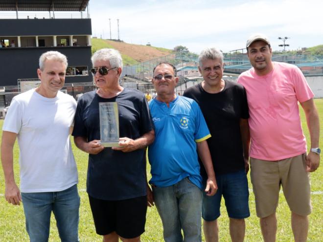José Ângelo recebeu a placa em homenagem às suas cinco décadas de atuação no futebol, levando o nome de Coronel Fabriciano ao mundo