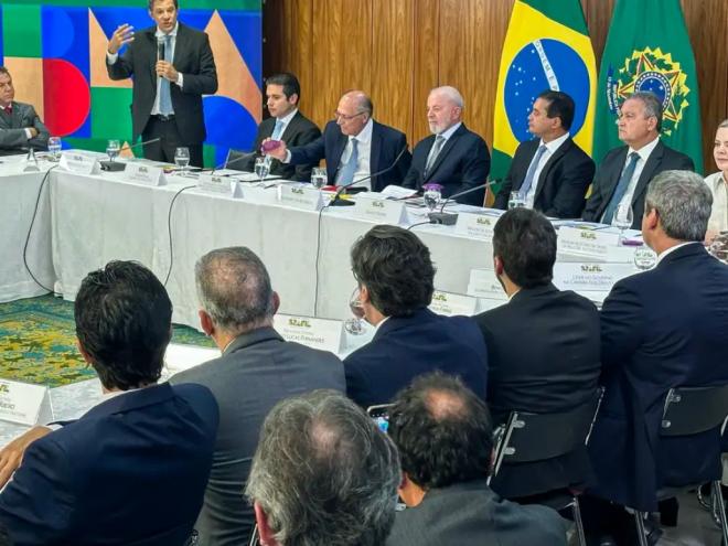 O presidente Luiz Inácio Lula da Silva entregou, nesta terça-feira (18), ao Congresso Nacional o projeto de lei da isenção do Imposto de Renda (IR) para quem ganha até R$ 5 mil