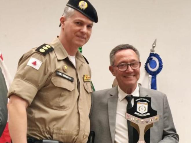 Coronel Márcio Roberto de Sousa e Joaquim Cândido, durante evento na associação