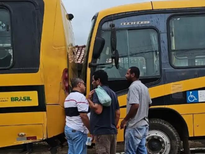 Testemunhas informaram que criança baixou freio de mão enquanto entrava no ônibus, o veículo desceu e prensou estudante que passava em frente 