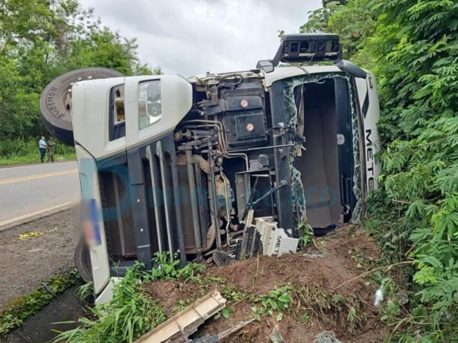 Caminhão trafegava sentido a Ipatinga, quando na noite de quarta-feira (11) saiu da pista e tombou na BR-381 em Santana do Paraíso