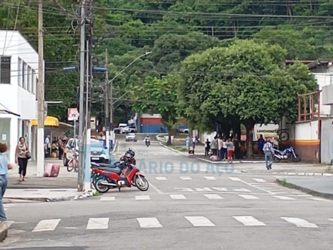 Policiais buscam informações no local do assalto praticado na manhã desta quinta-feira