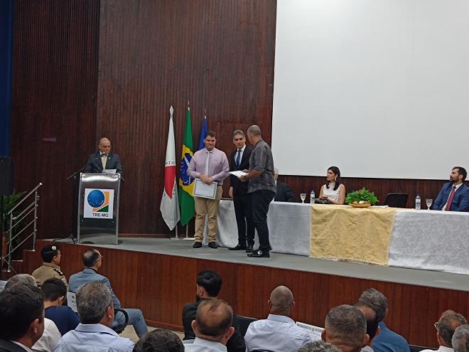 O prefeito Márcio Lima e o vice Marco Valério Masseno recebendo o diploma do juiz Daniel Ulhoa 