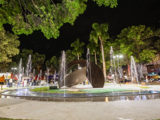 Praça no Centro de Ipatinga foi reformada e entregue iluminação de Natal, na noite desta sexta-feira; Nome poderá mudar de 1º de  Maio (em homenagem ao trabalhador, para homenagear o pioneiro Raimundo Anício, anuncia o prefeito Gustavo Nunes