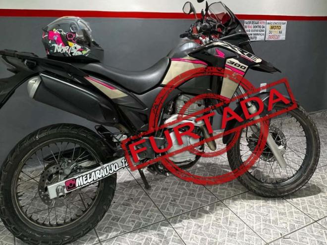 Dupla arrombou portão de garagem e levou essa Honda XRE placa RVD-6E70 