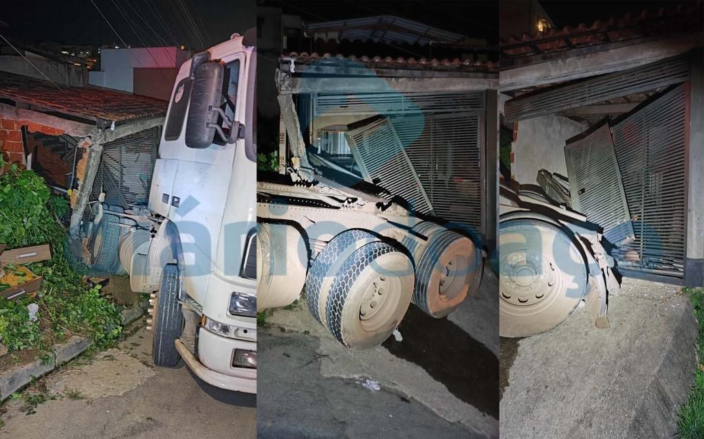 Motorista tentou tirar o caminhão, mas as manobras ampliaram os danos, com destruição do portão, hidrômetro da rede e danos em um Toyota Corolla que estava na garagem