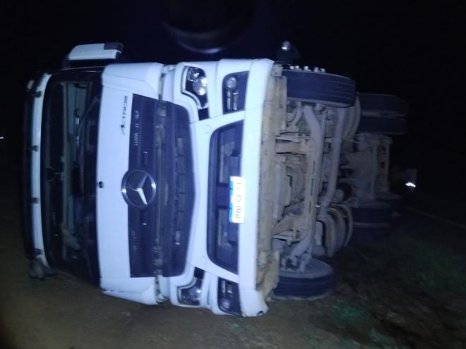 Motorista informou que escutou um estalo na parte de trás da carreta que este Mercedes-Benz tracionava e em seguida ouve o tombamento 