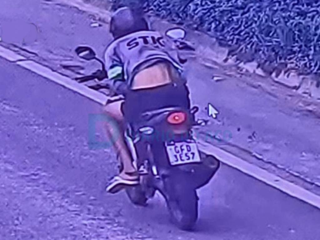 O momento que o assaltante foge com a moto roubada da vítima