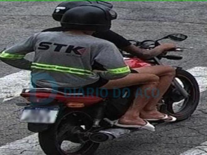 Os dois autores na moto usada para atacar a mototaxista