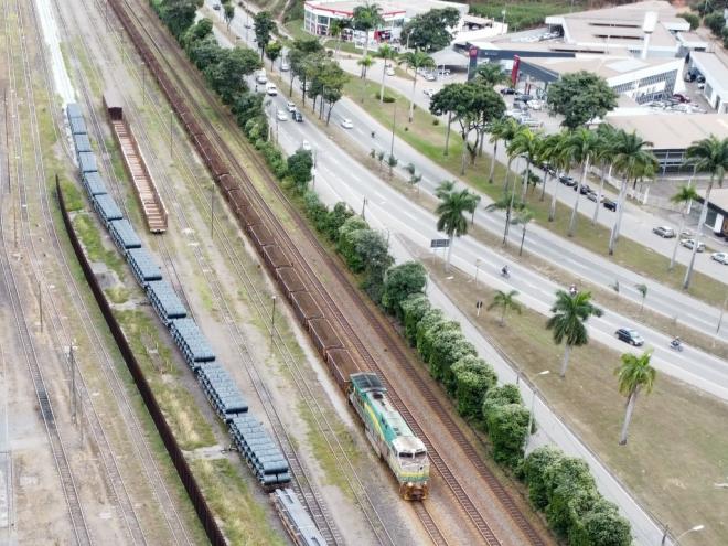 Trem carregado de minério de ferro passando por Ipatinga