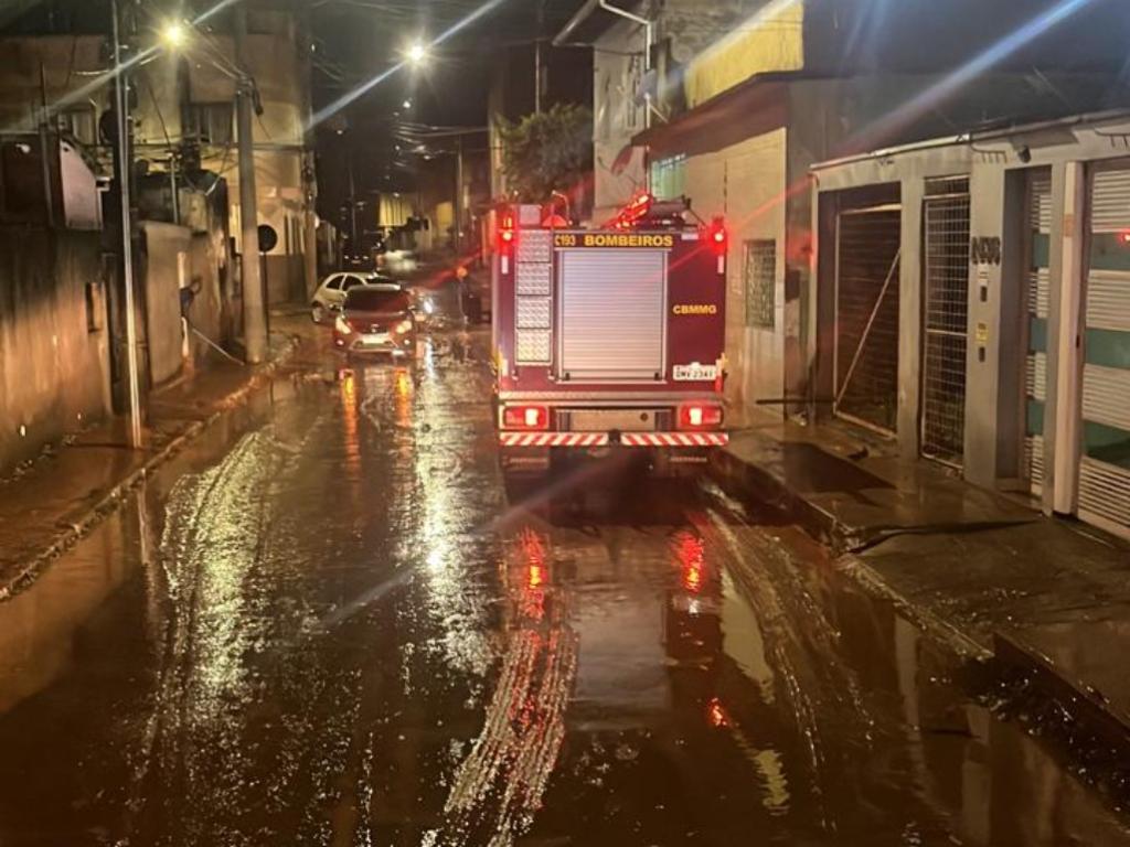 Equipes dos Bombeiros Militares e da Defesa Civil atuaram durante toda a noite, no atendimento de ocorrências