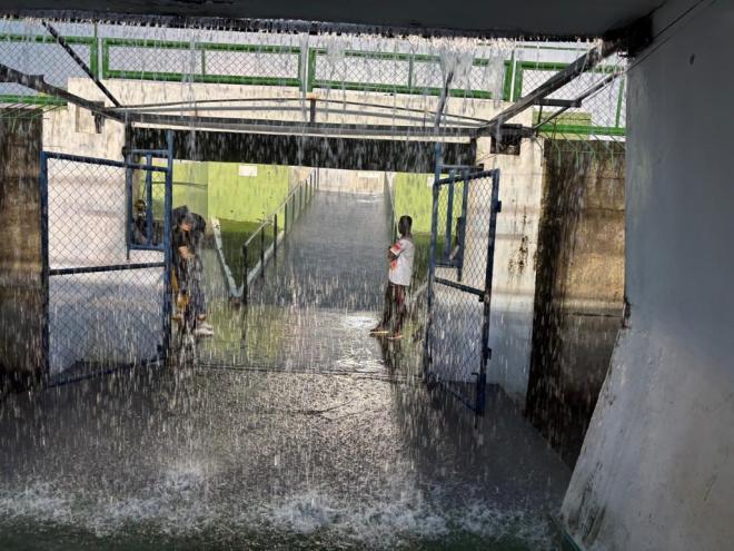 Jogo no estádio Ipatingão foi interrompido devido ao temporal