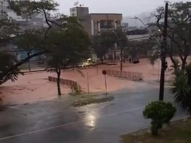 Ligação entre o Esperança e o Bom Jardim em Ipatinga foi tomada pela água no fim da tarde desta terça-feira