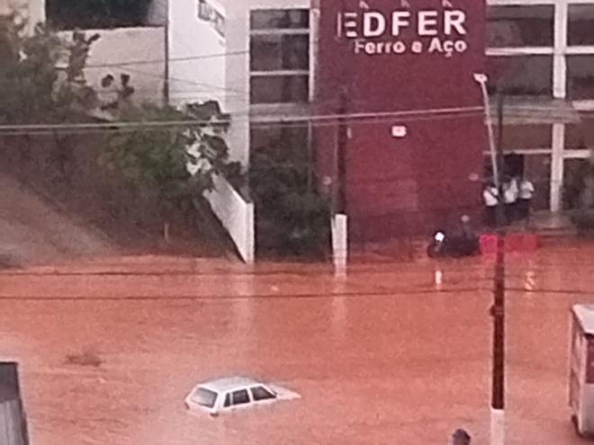 Avenida Tancredo Neves, no Caladinho: quem tentou passar acabou no meio da inundação
