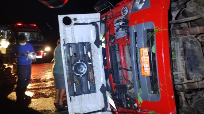 Caminhão tombou na BR-381 em Nova Era e motorista saiu ferido 
