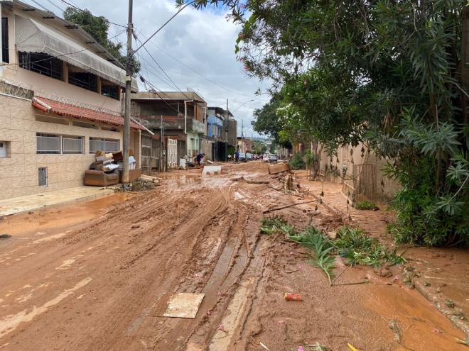 Lama tomou conta de inúmeras ruas