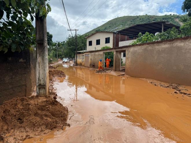 Equipes da prefeitura trabalham na limpezas das ruas