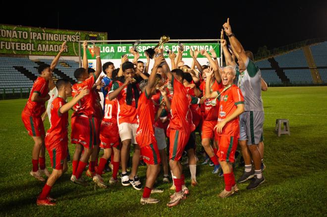 Após a suada vitória, os garotos do Sub-17 da Usipa comemoraram o título invicto da temporada do Ipatinguense