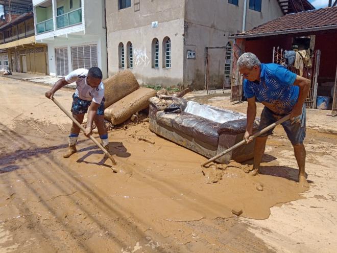 Paulo Roberto se preocupa com o possível aumento na conta de água após a limpeza das casas
