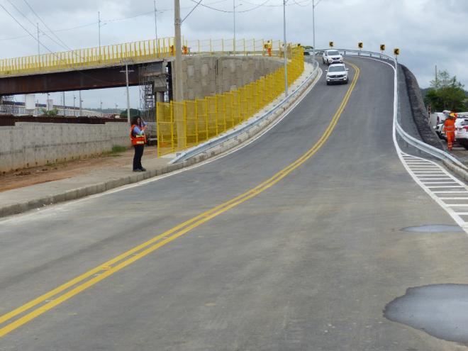 A construção conta com pista dupla, calçada para pedestres, guarda-corpo, sistema de iluminação e muros de proteção 