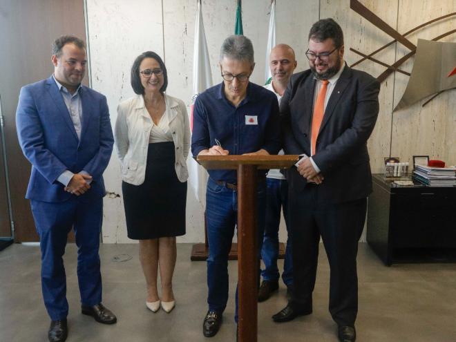 O governador Romeu Zema assinou o documento nesta quinta-feira