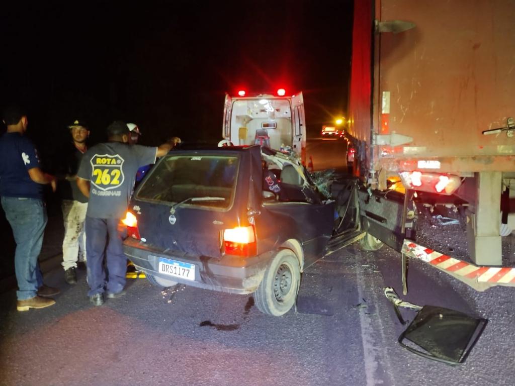 Motorista viajava à noite e deparou-se com carreta no acostamento, após falha mecânica no cavalo mecânico 