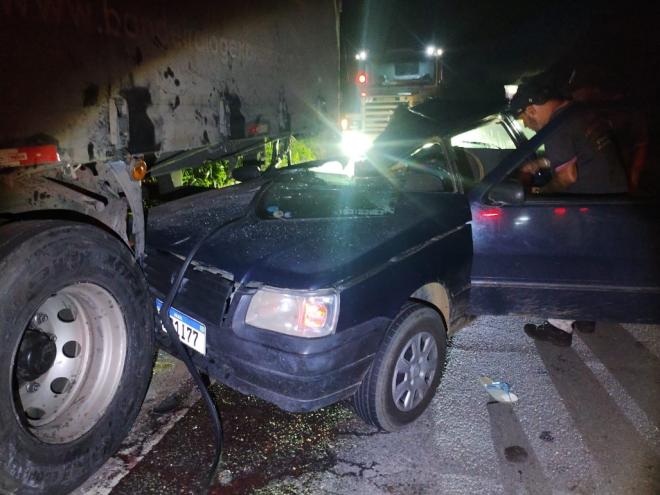 Com o impacto, parte do Uno foi parar debaixo da estrutura da carreta-baú 