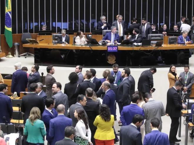 Câmara aprova em segundo turno a PEC do corte de gastos do governo e proposta será enviada ao Senado