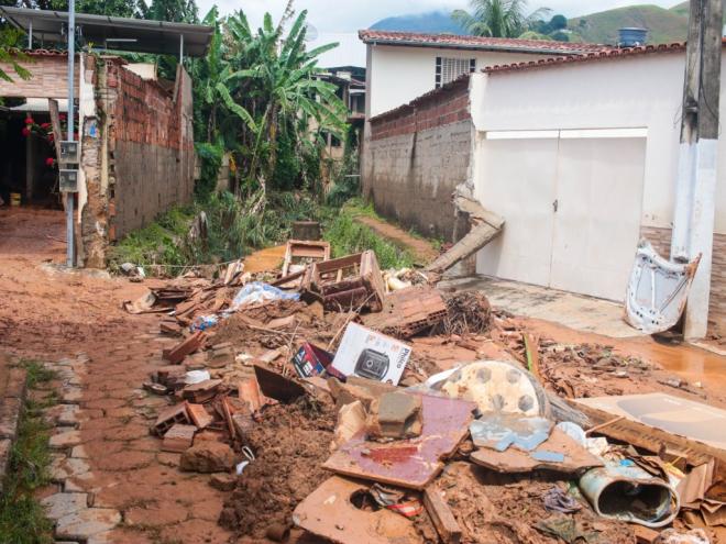 ambientes com entulhos e destroços pode esconder animais peçonhentos 