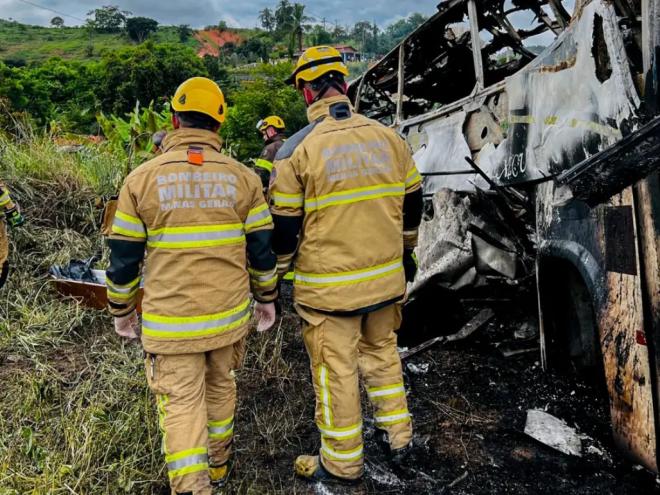 Ônibus vinha de SP chocou de frente contra uma carreta