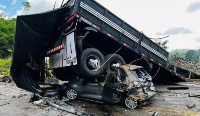 Fiat Argos, com três ocupantes trafegava atrás do onibus e também se envolveu no acidente 