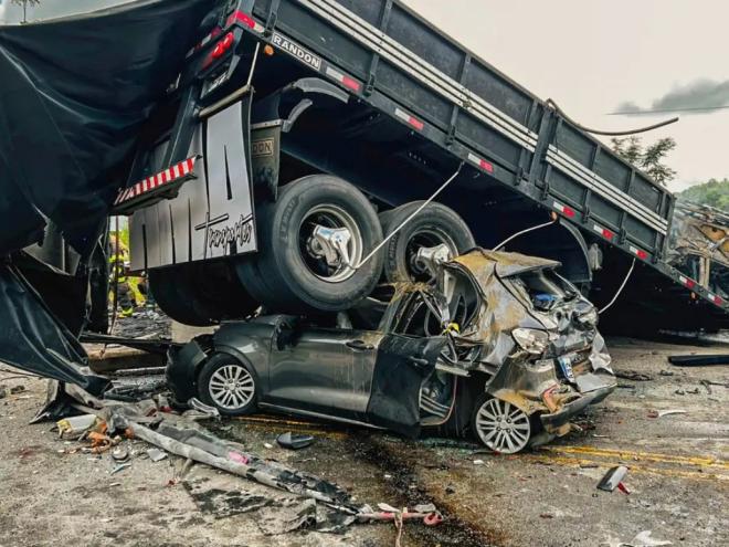 No total, 41 pessoas morreram e nove ficaram feridas, das quais três estavam no Fiat Argos que não parou a tempo e também se envolveu no acidente 
