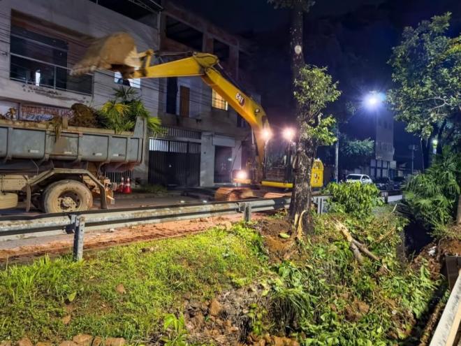 Agentes da Defesa Civil acompanham a situação da avenida José Barcelos