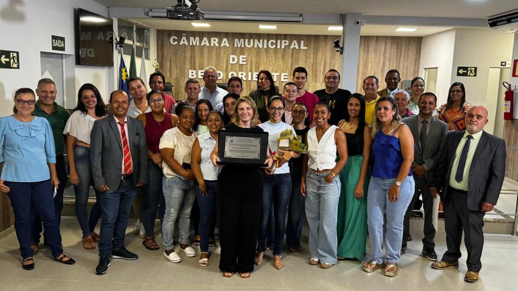 Durante a última sessão ordinária realizada no plenário, a presidente da Casa, Nacife Menezes foi homenageada pelos servidores e colegas parlamentares