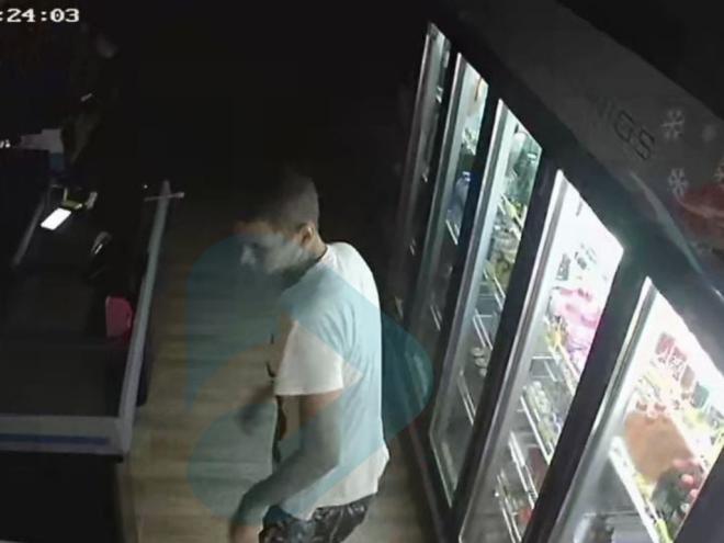 Dupla invadiu a loja durante a madrugada deste domingo