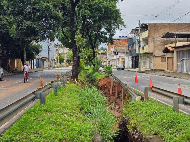 Em função da chuva intensa da manhã de sábado, gabião da galeria na José Barcelos não suportou e desabou 