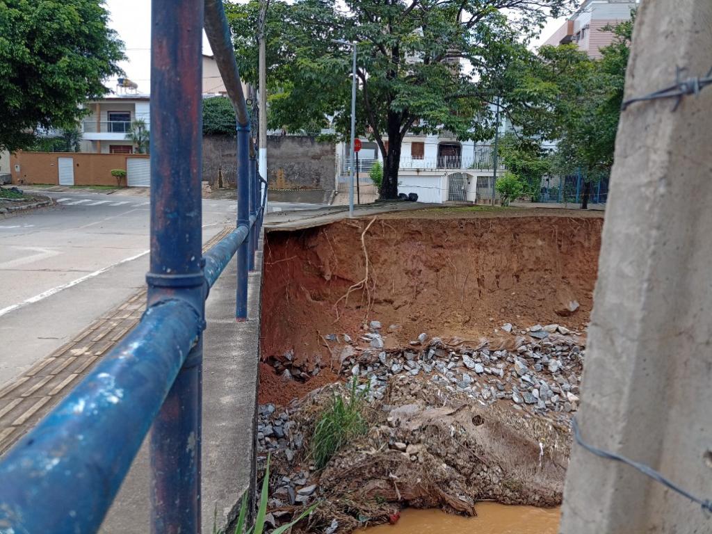 Em outro ponto da avenida Sanitária, passarela de pedestres também está comprometida pela erosão