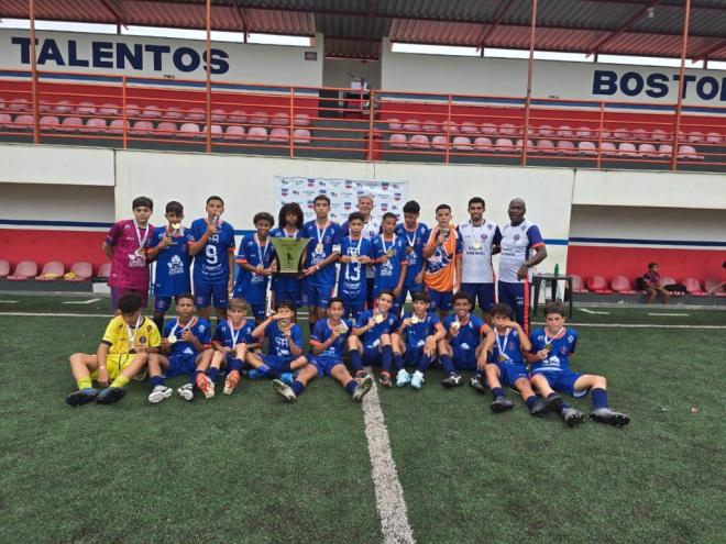 Após a conquista, jogadores e comissão técnica do Chute Certo exibiram com orgulho o troféu