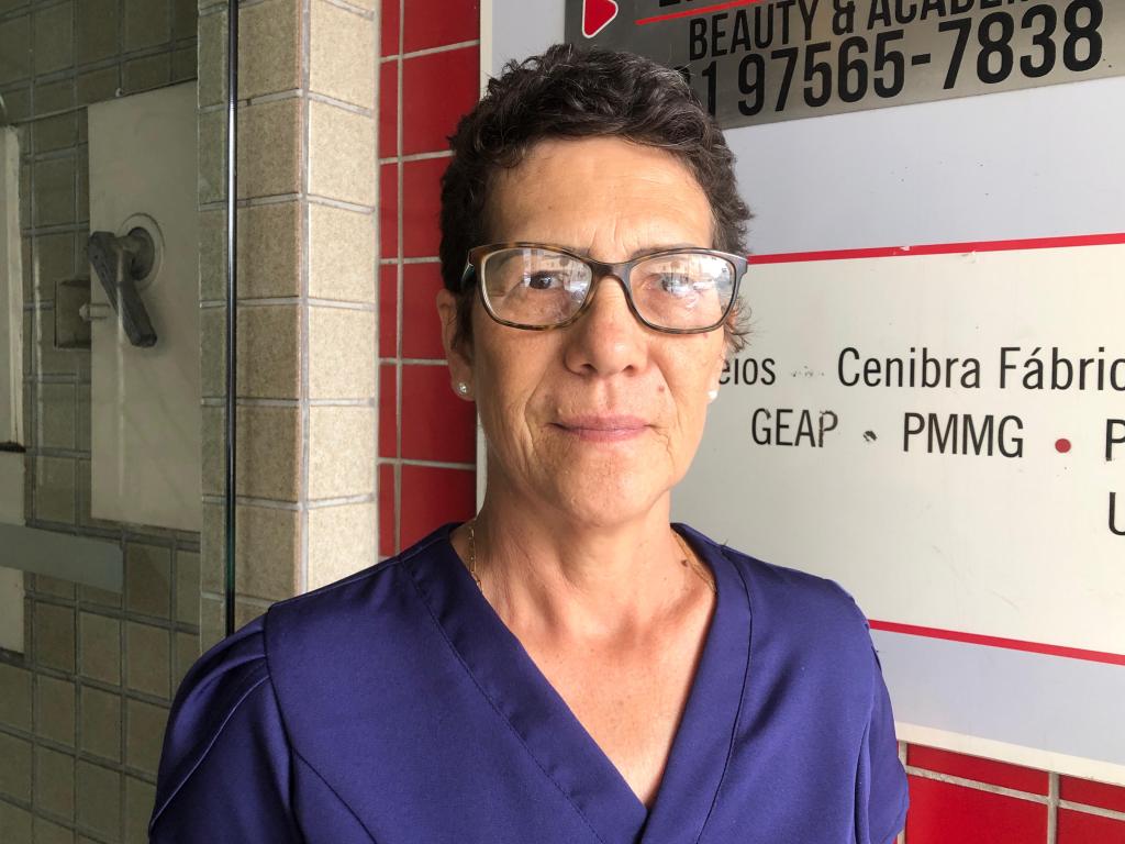 <i>Marli Gomes de Oliveira Neri, 53, proprietária de consultório odontológico</i> “Hoje, a não ser pelo nascimento de Cristo, para mim o Natal é nada. Porque hoje em dia não está mais igual a antigamente. Mudou tudo. O mundo está diferente. Mudou o clima. Mudou tudo. O espírito natalino já não existe mais, virou algo muito comercial.”